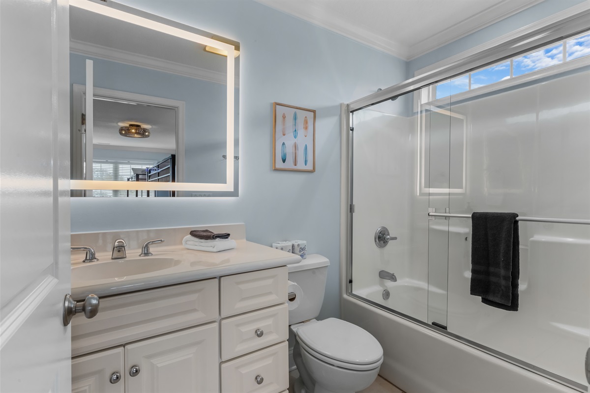 Fun bunk room Upstairs. 58" TV. Private bathroom