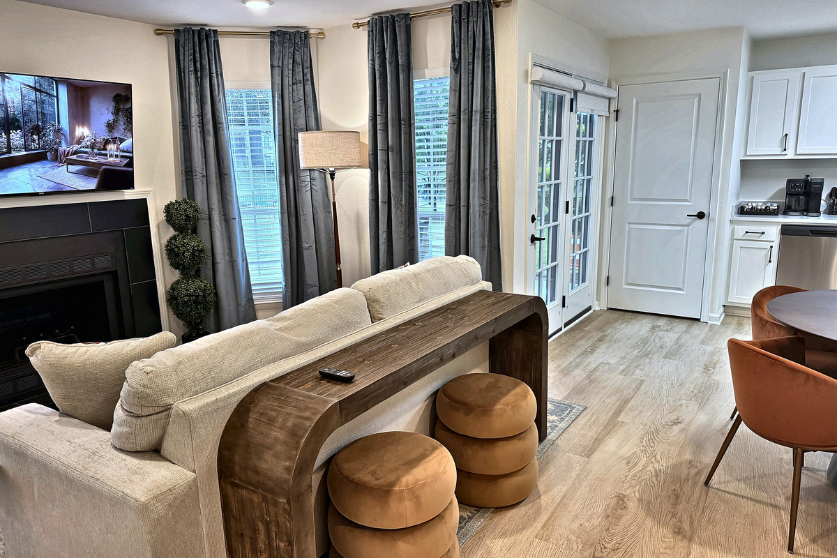 Entry, dining for four and the kitchen, the whole space at a glance