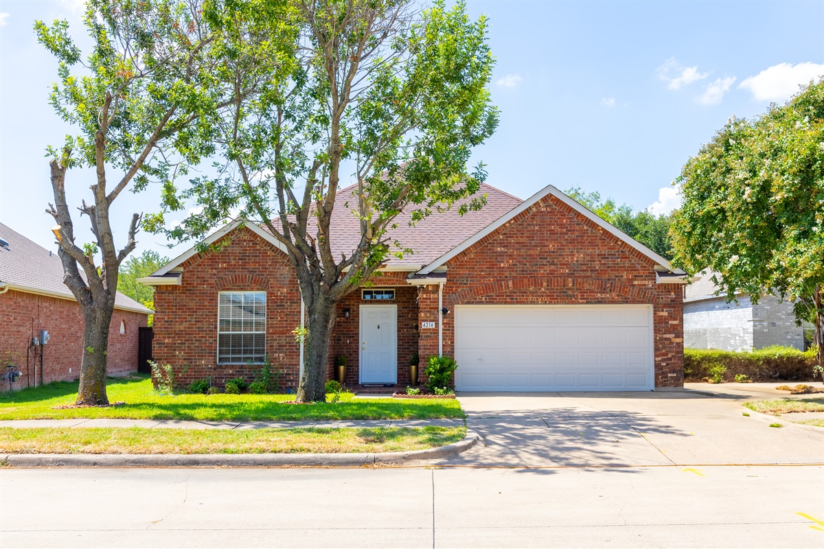 Welcome to your Garland getaway — quiet neighborhood just steps from the lake