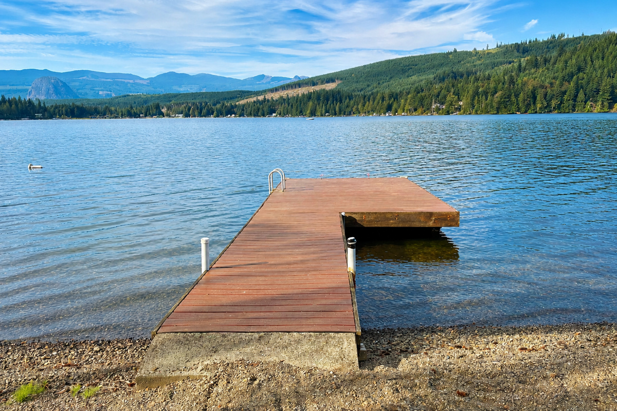 Private dock with space to bring your boat and enjoy easy access to the lake.
