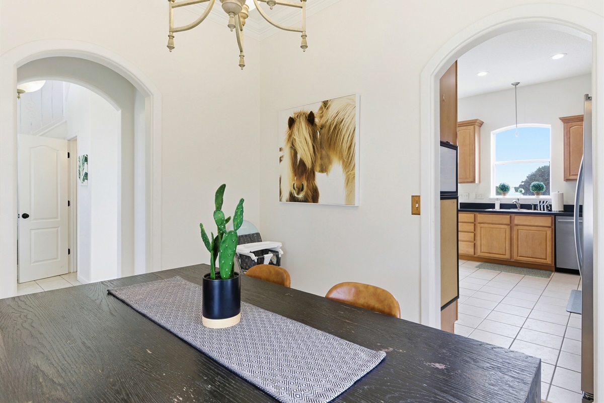 Dining acess from kitchen or hallway