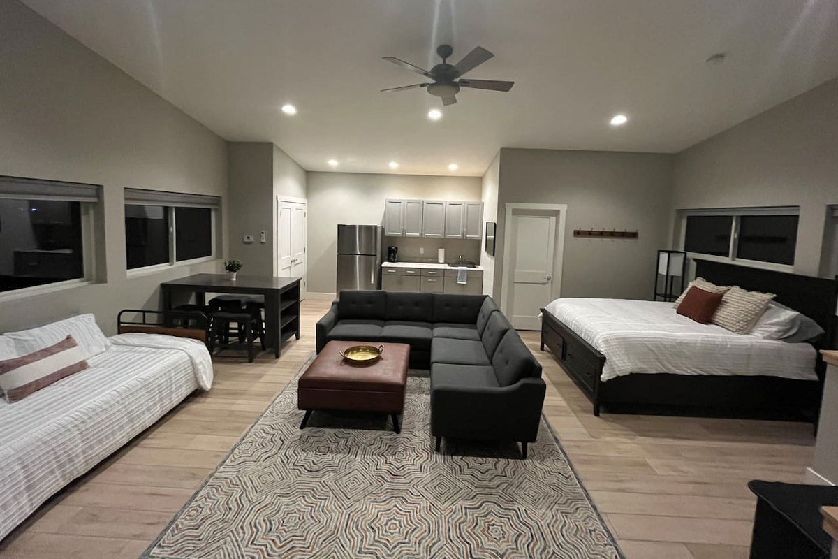 Separate apartment over garage - includes bathroom 4