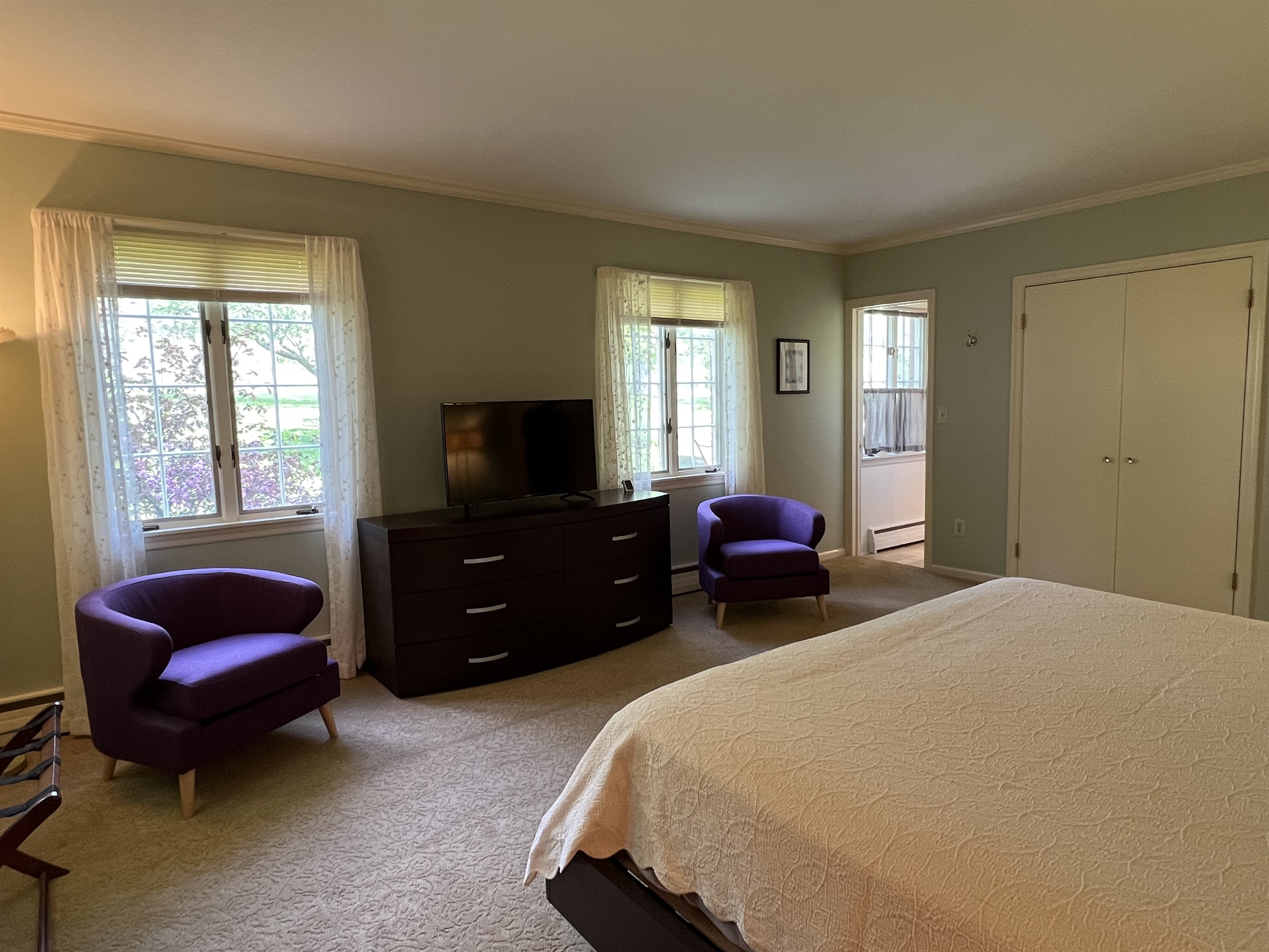 1st floor King w/ ensuite