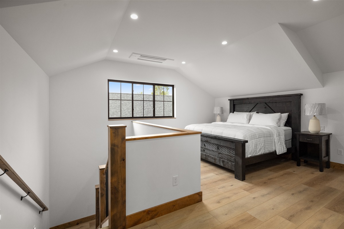 Bedroom 2 Loft | King Bed