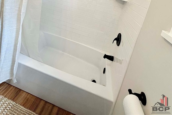 Full bathroom w/ shower and tub combo