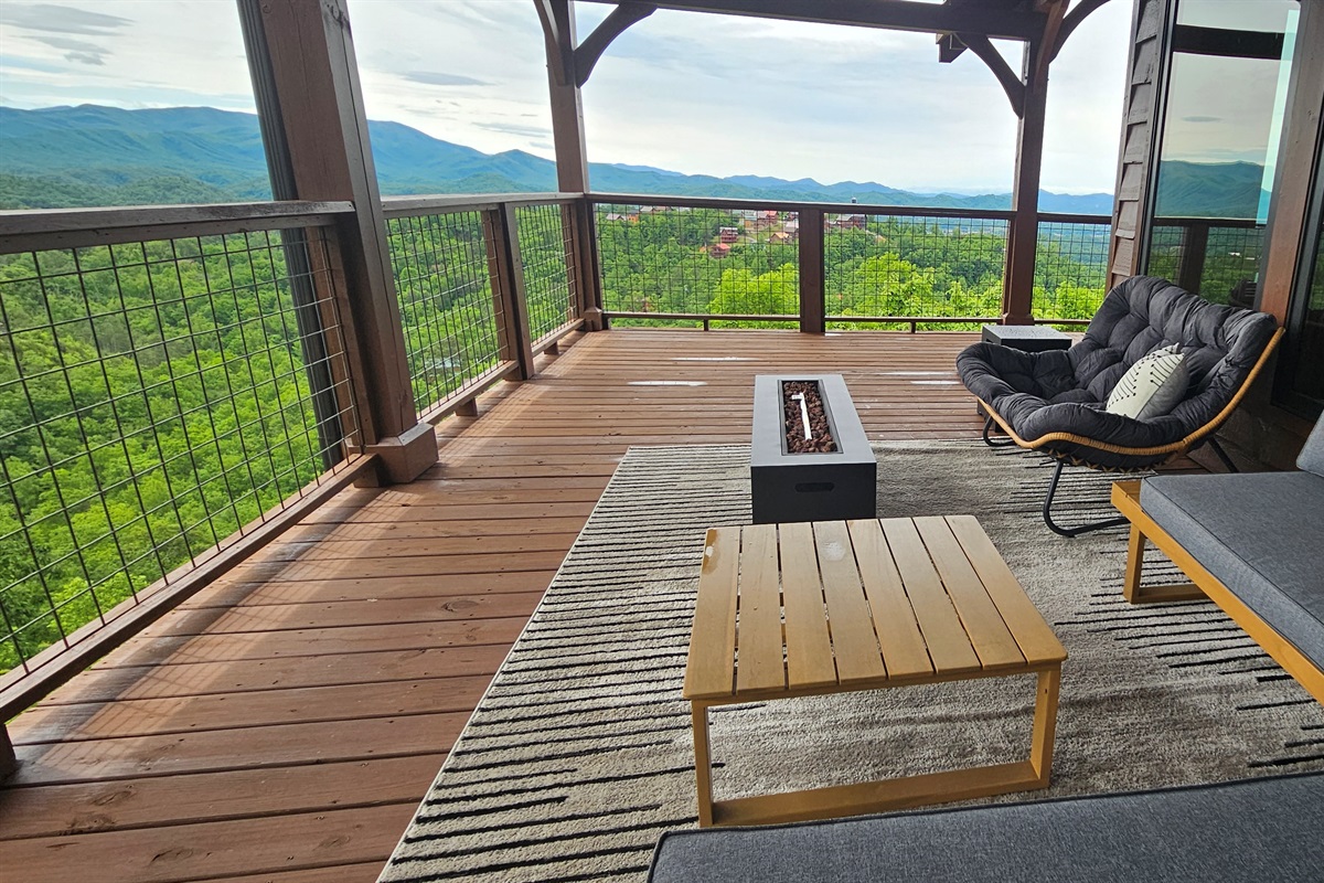You can't go wrong with an afternoon fire in this sitting area looking at Mount Le Conte. That papasan chair is perfect for a nap or some cozying up.