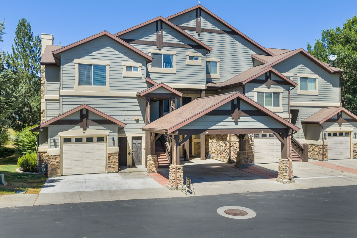 Front view of the Lakeside Village building with convenient guest parking and garage access.