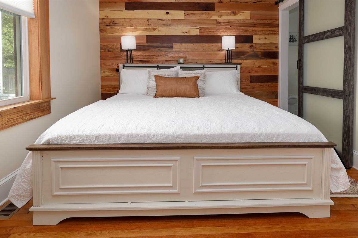 Main bedroom with King bed, coffee station and ensuite bathroom-Main level