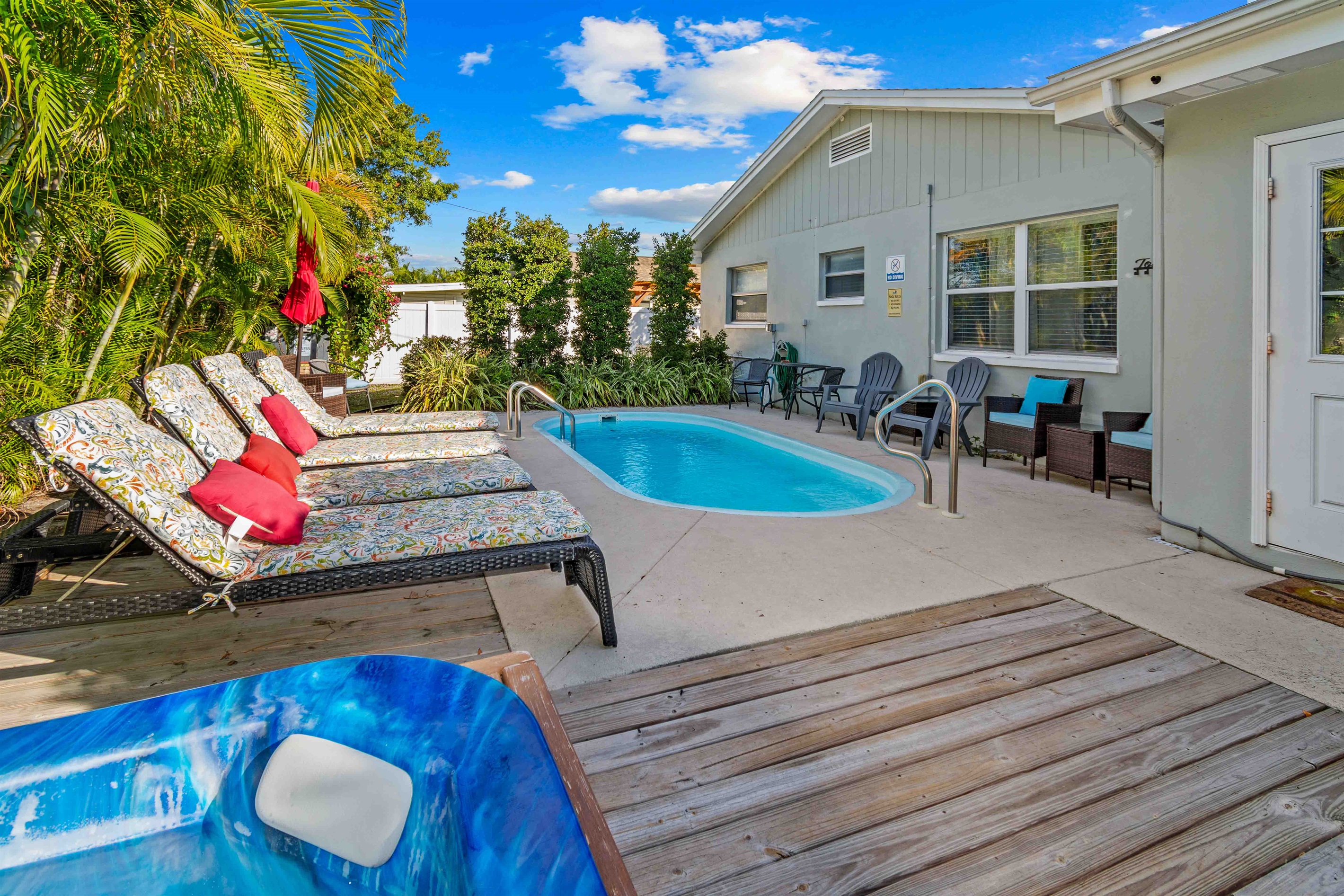4 pool loungers and plenty of other seating
