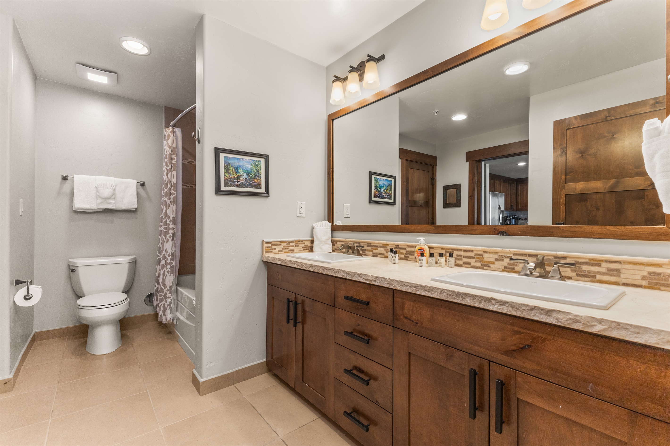 Ensuite Bathroom 2 | Shower and Tub combo | Toilet
