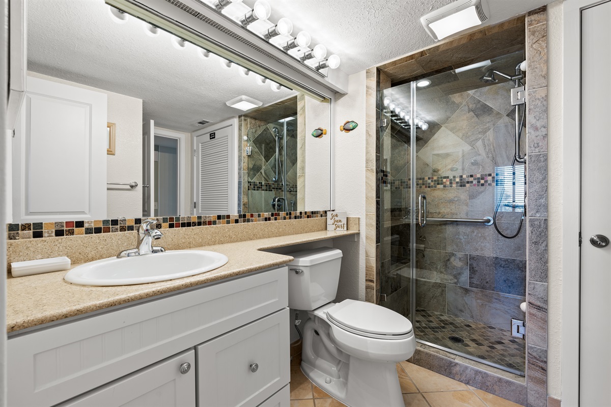 Guest Bathroom, En Suite & Hall Access