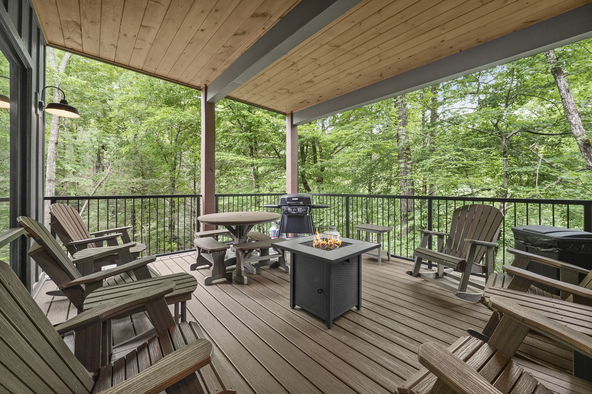 Outdoor dining - deck and picnic table