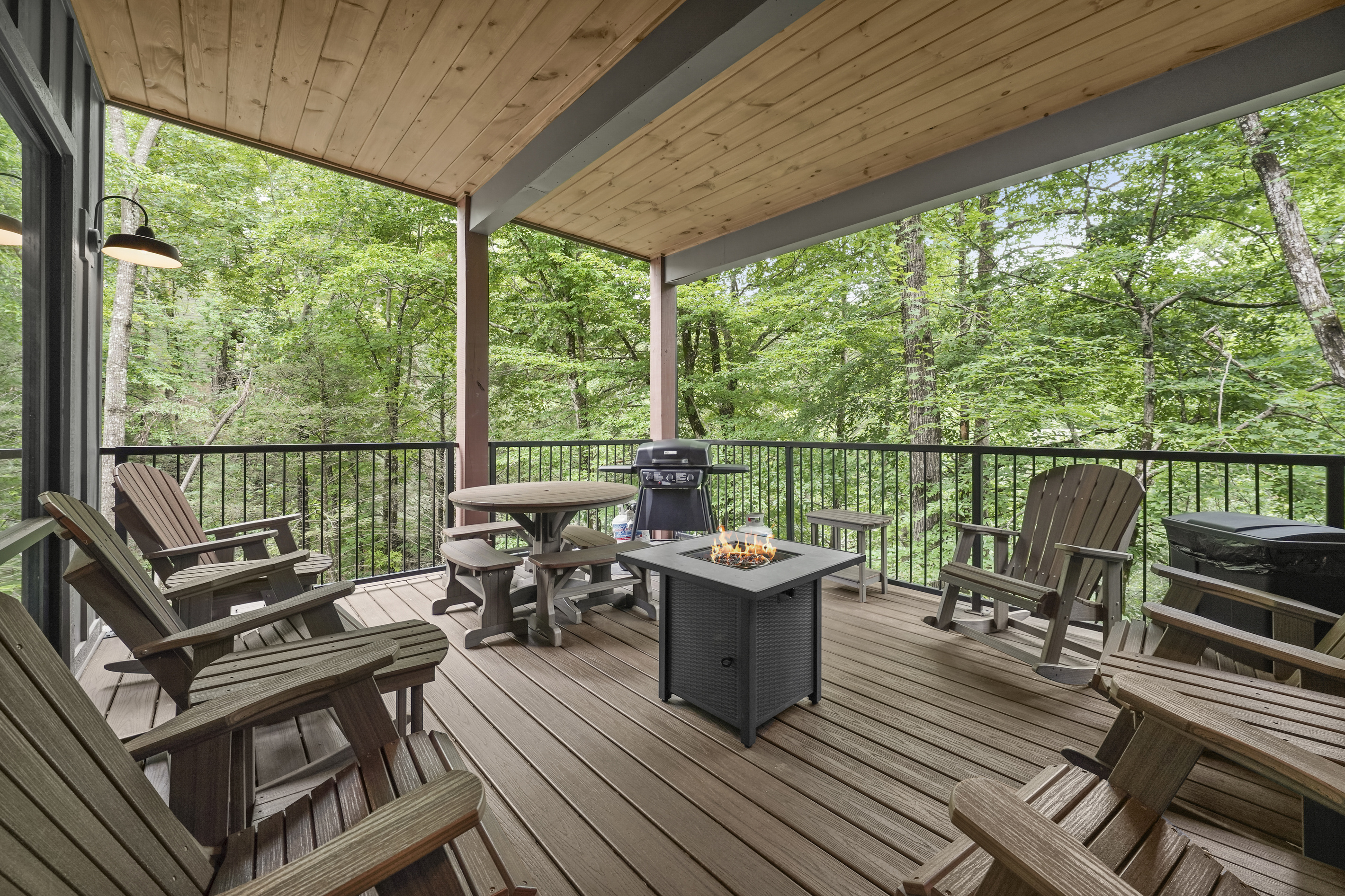 Outdoor dining - deck and picnic table