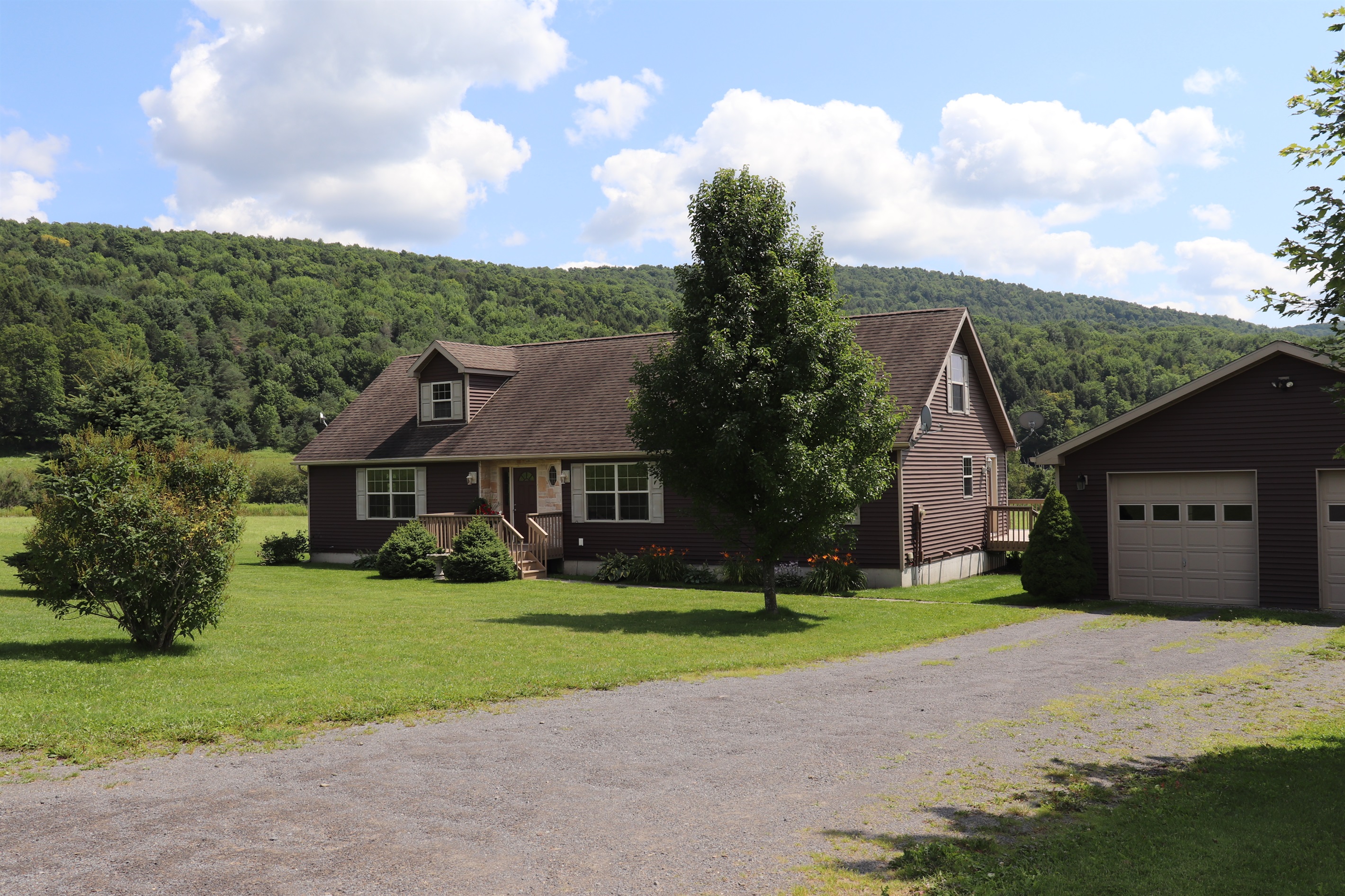 Spacious well-kept yard