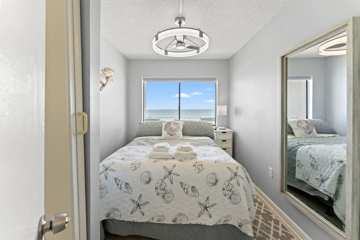 Main Bedroom with Queen bed and ensuite