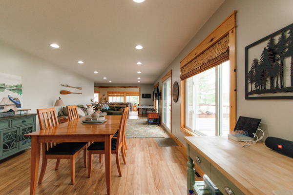 Dining room area! Seats up to 6 and then the island has 4 stools available!