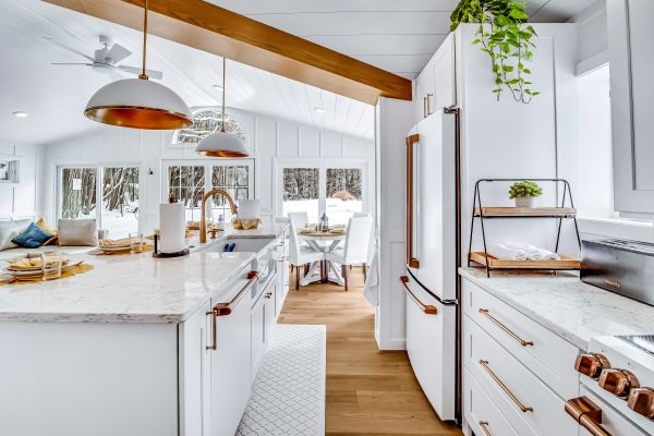 Sunrise cottage - Large modern kitchen includes island counter with deep farmhouse sink