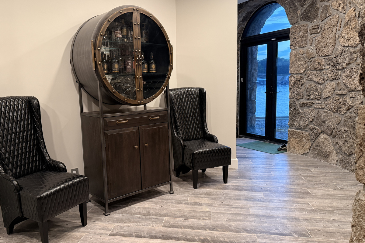 Alcove connecting rooms and staircase