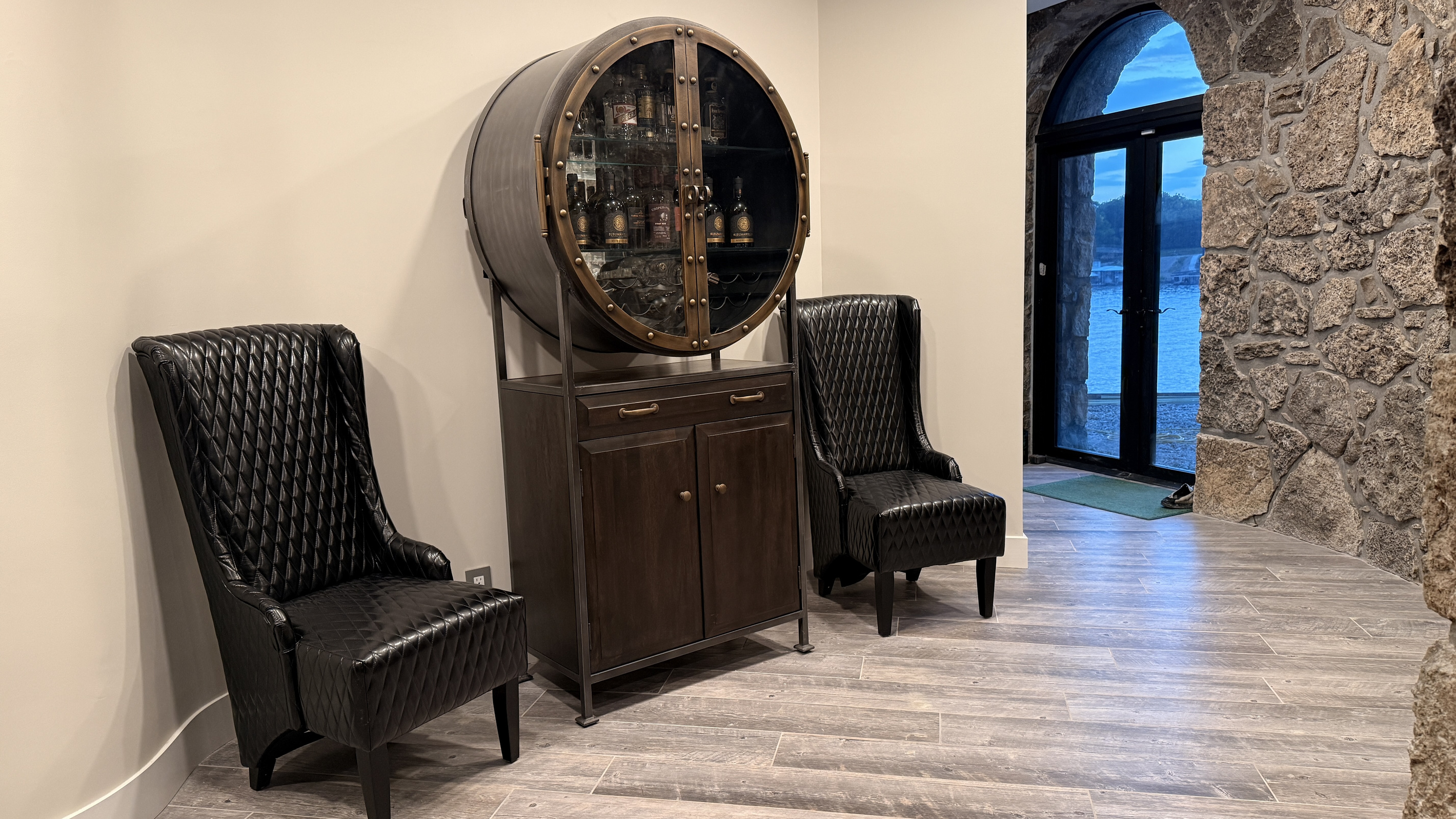 Alcove connecting rooms and staircase