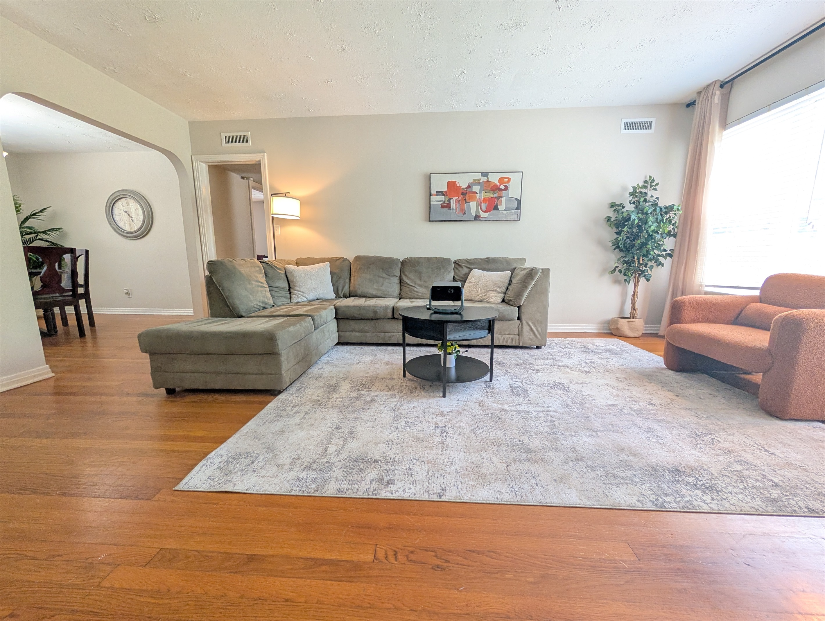 Riverside 2BR w/ Projector Near Five Points