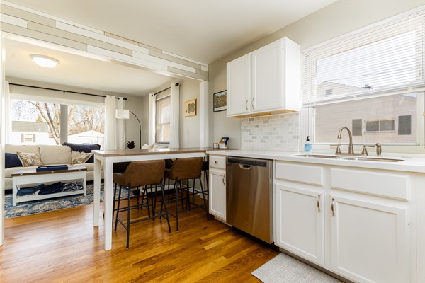 Rockne's Rally<>Updated 3BR 2 Bathroom Home 1 Mile to ND, photo 19
