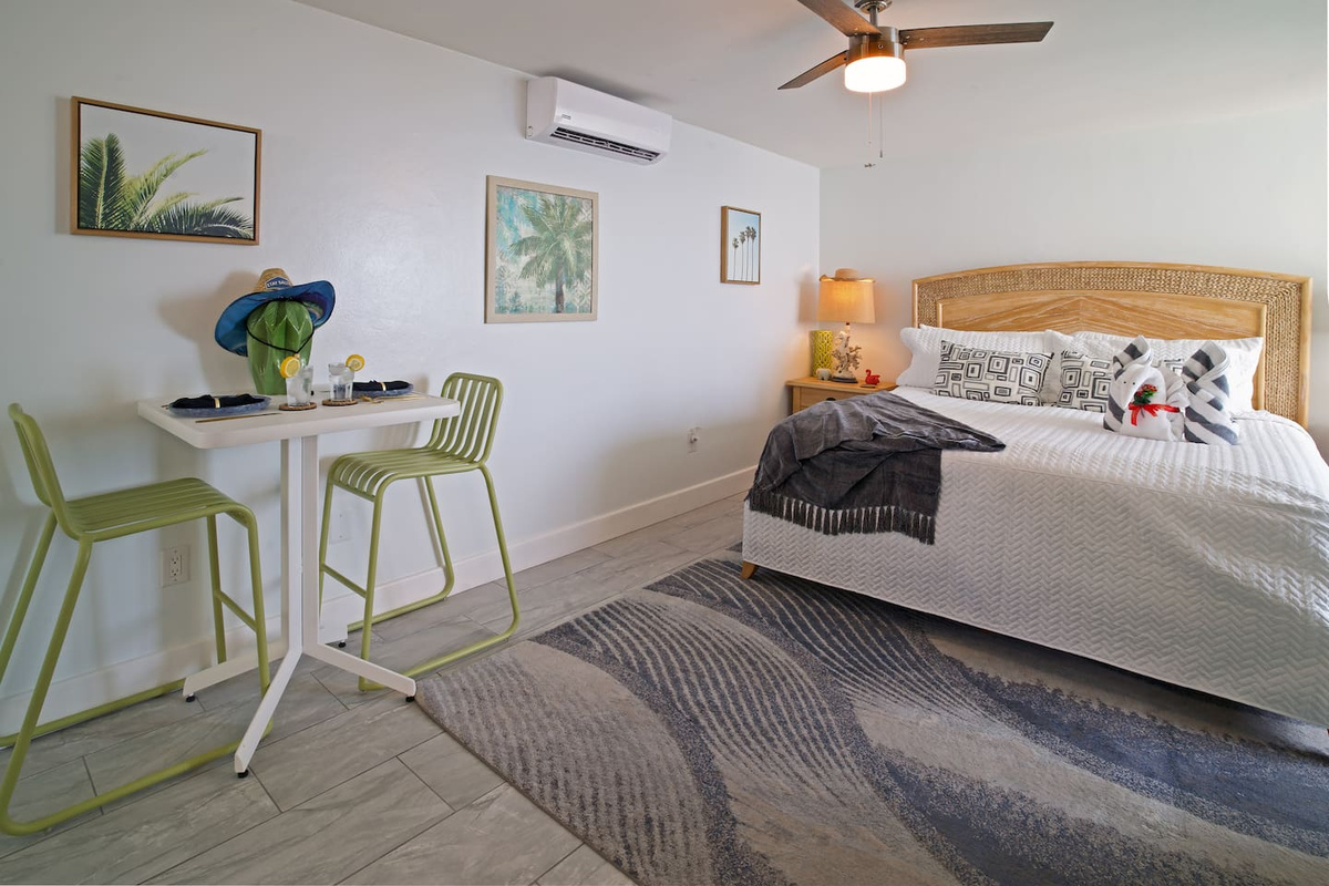 Studio with king sized bed 
