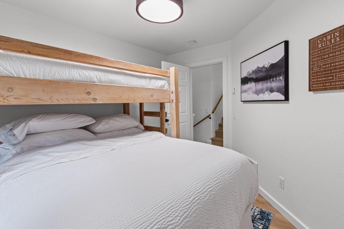 Hawks Nest Bedroom 4 Twin Over Queen Bunkbed