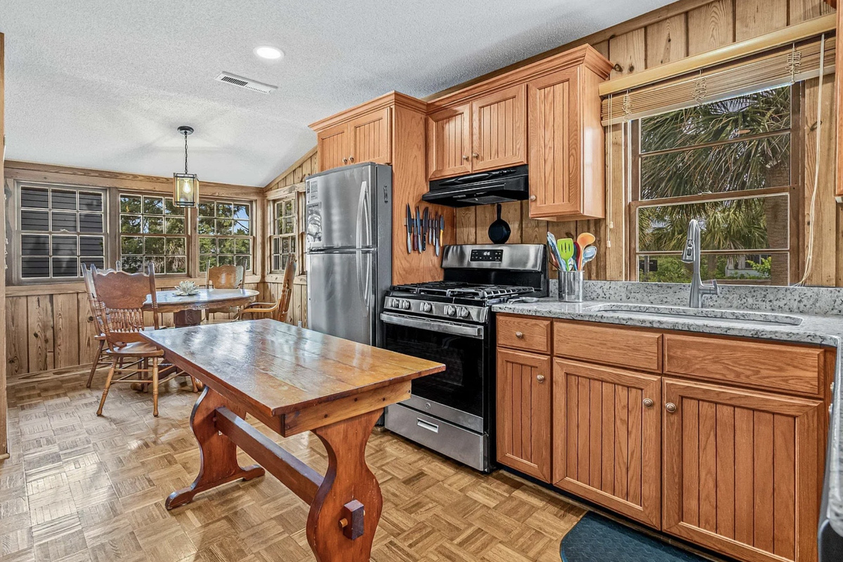 Everything you need to cook a real meal, right here in the upstairs kitchen. ⭐