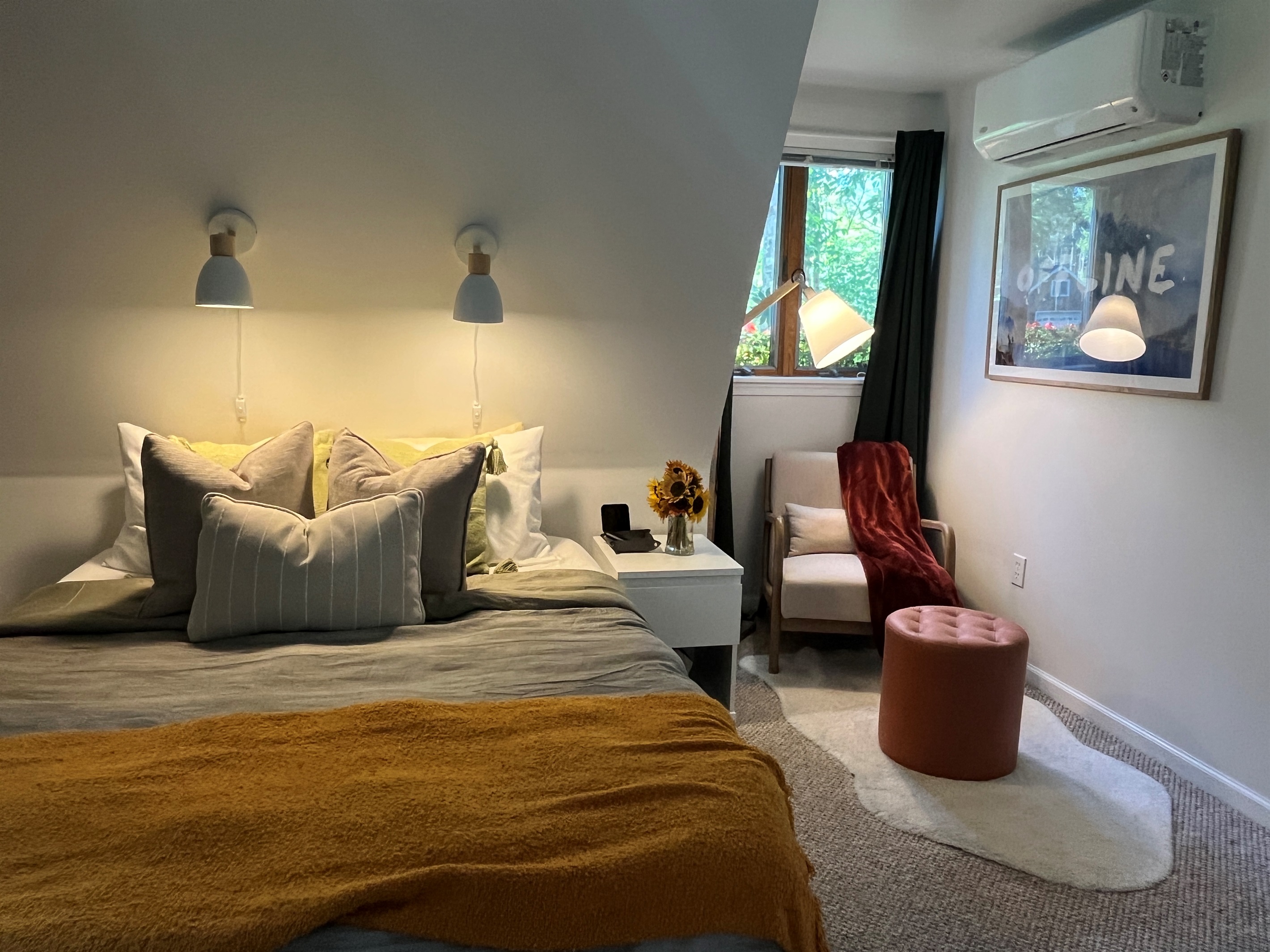 1st floor Queen and reading nook