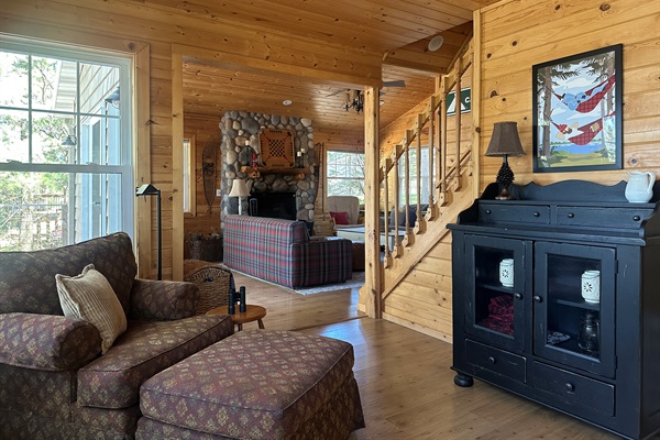 Rustic warmth meets relaxed lake living at this cozy getaway tucked among the pines. Perfect for slow mornings, family time, and unforgettable sunsets.