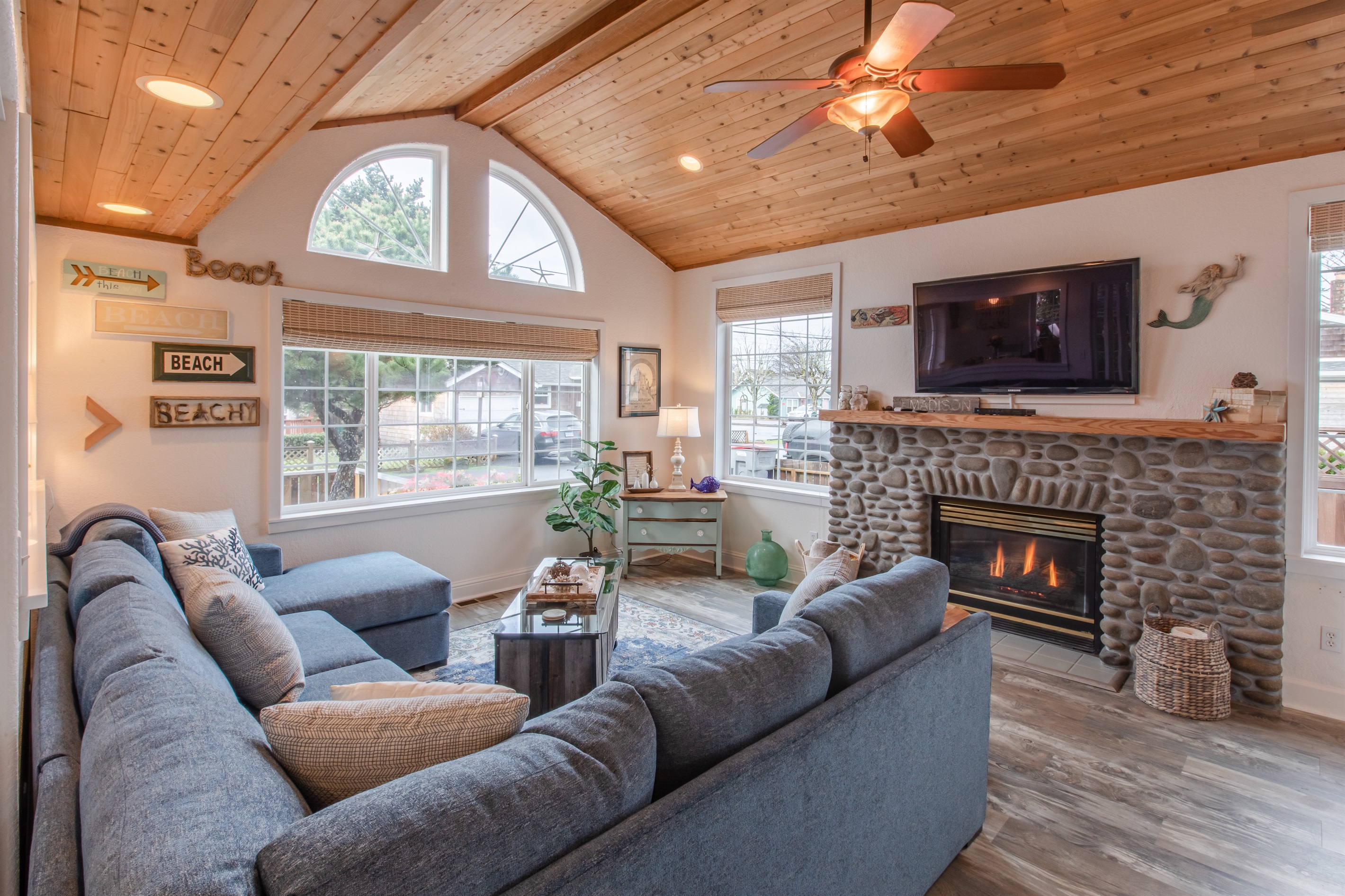 Renovated Beach Cottage, 4 min Walk to Beach, Gourmet Kitchen