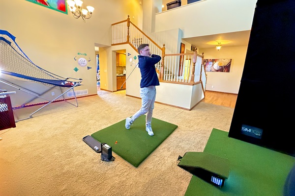 Position Your Perfect Strike: Indoor Golf Paradise Awaits!