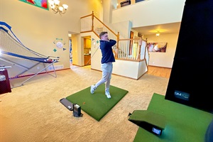 Position Your Perfect Strike: Indoor Golf Paradise Awaits!