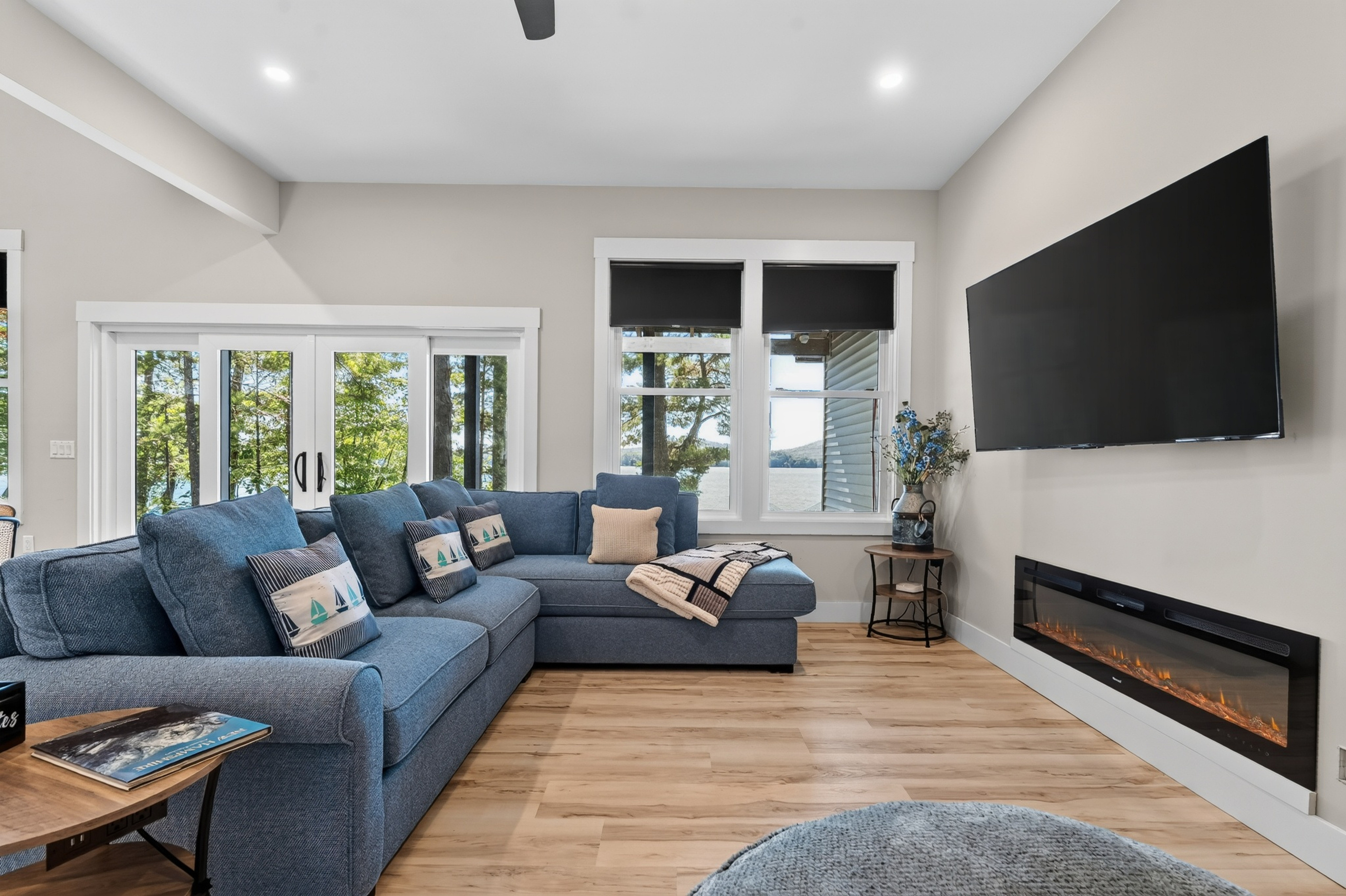 Plenty of room to stretch out, catch up, and enjoy the kind of unhurried evening you came here for.
