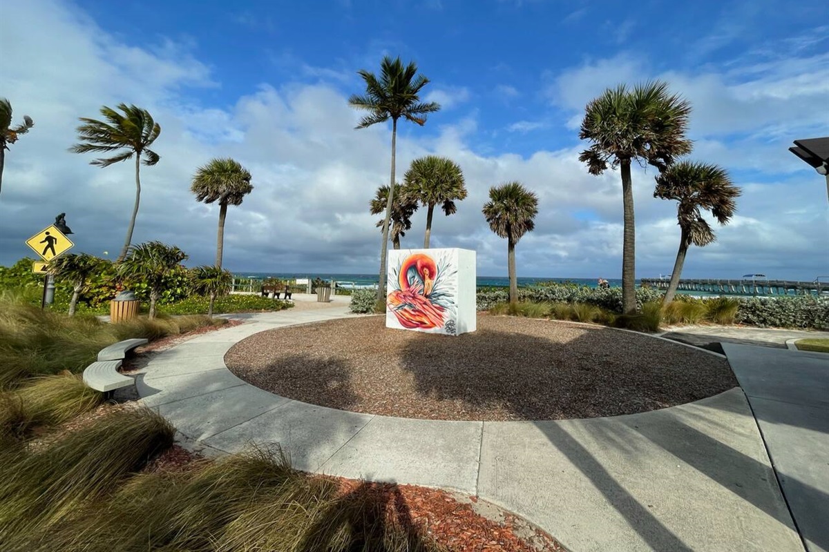 Lake Worth, West Palm Beach, and the Intercoastal Waterway is right next down the road, featuring amazing vacation scenery, restaurants, shops, music festivals, art galleries, and much, much more!