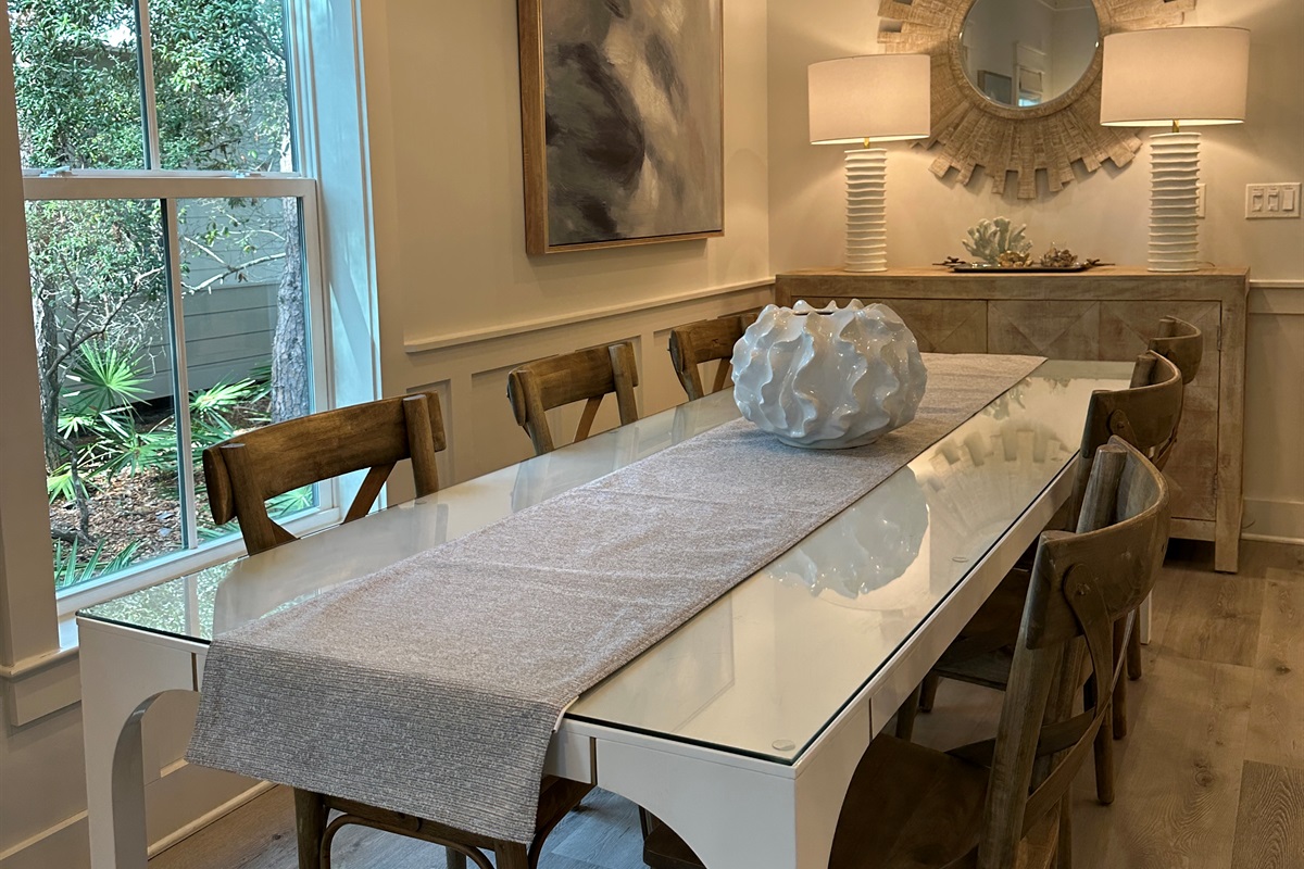 Dining area - Additional two fabric chairs can be added to the table and additional four guests can sit at the counter in the kitchen
