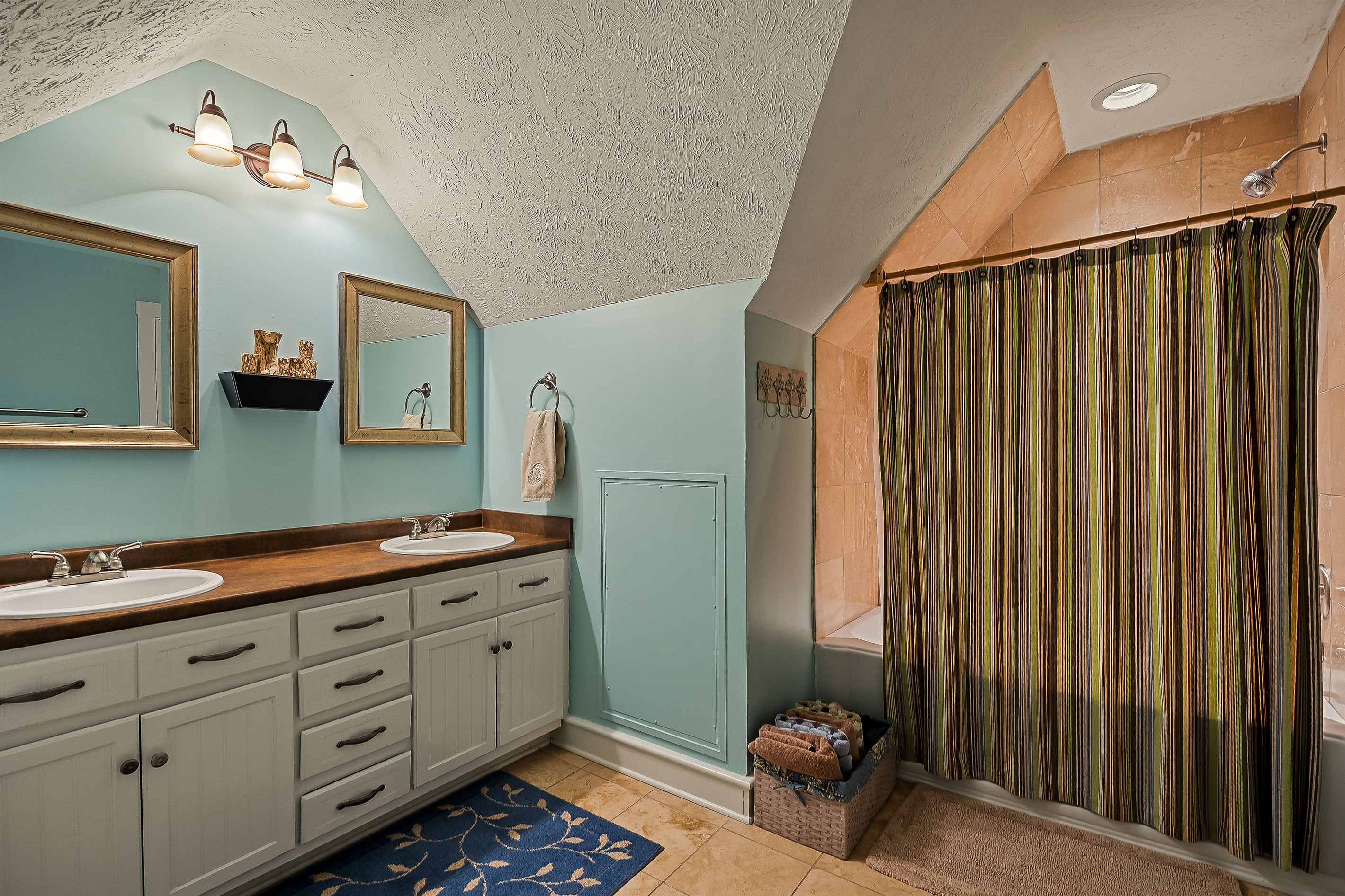 Upstairs bath with double vanity