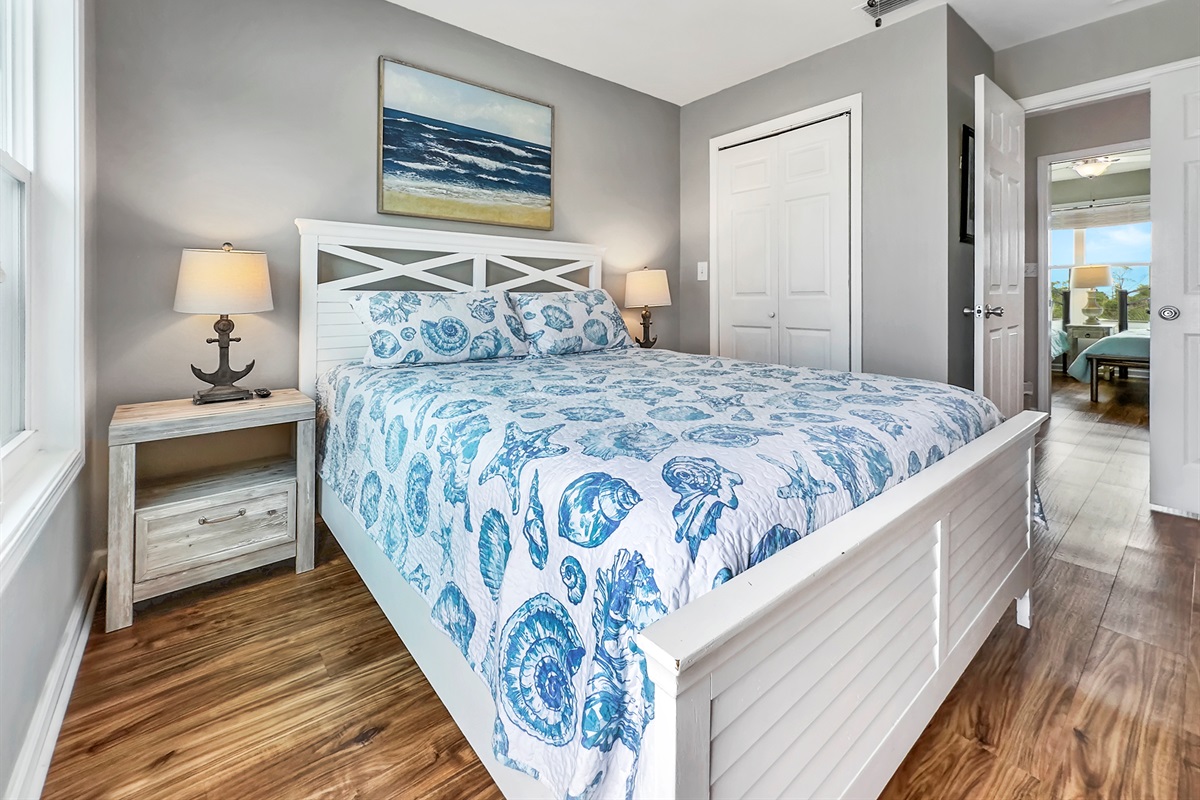 Queen Bedroom - Third Floor