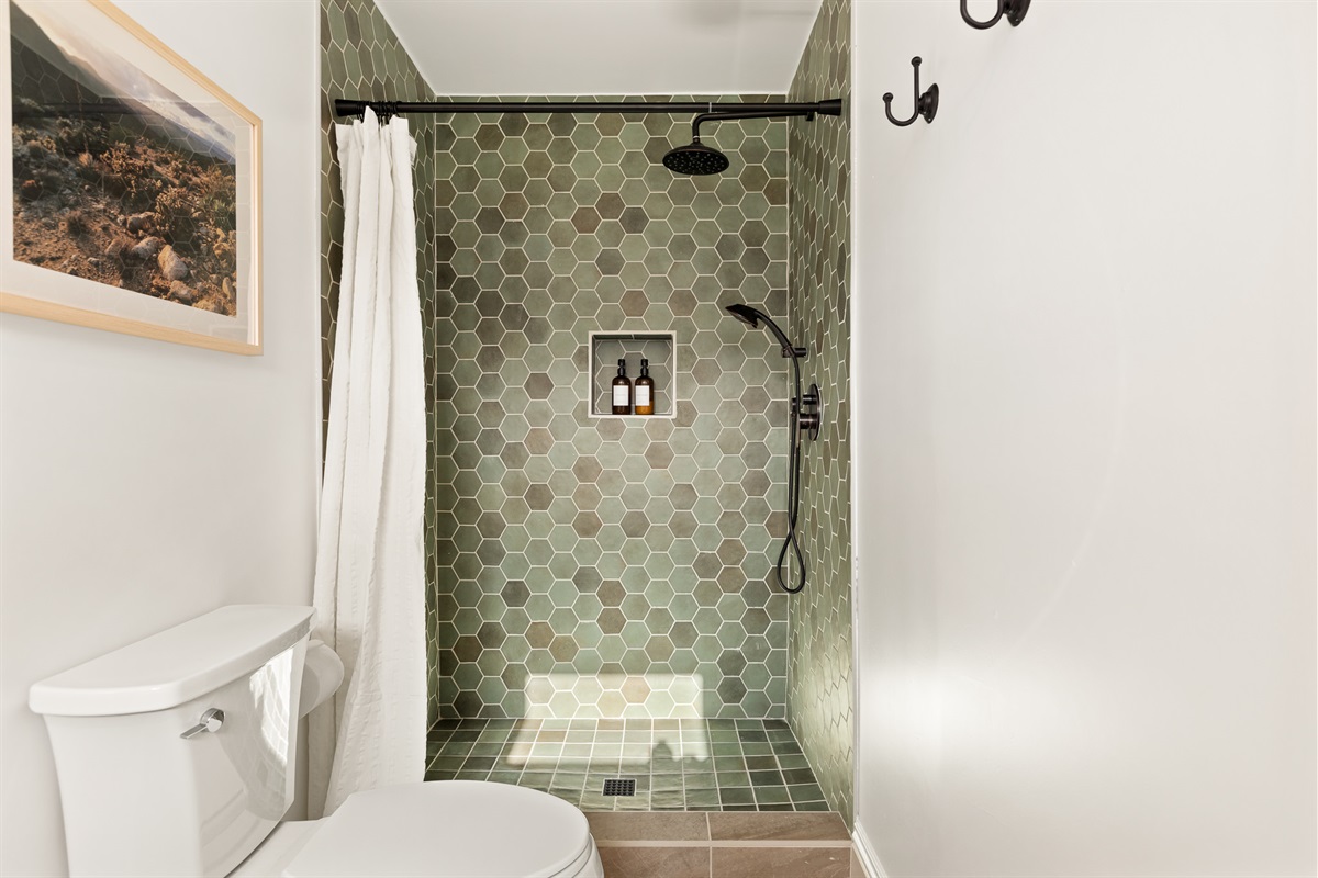 Downstairs middle bath (6)