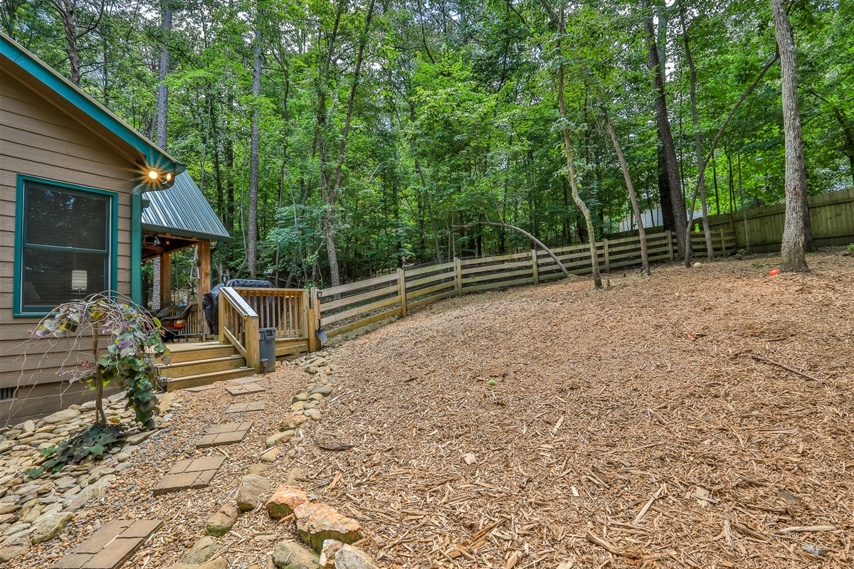Fenced Yard – A Perfect Outdoor Space for Your Dogs!