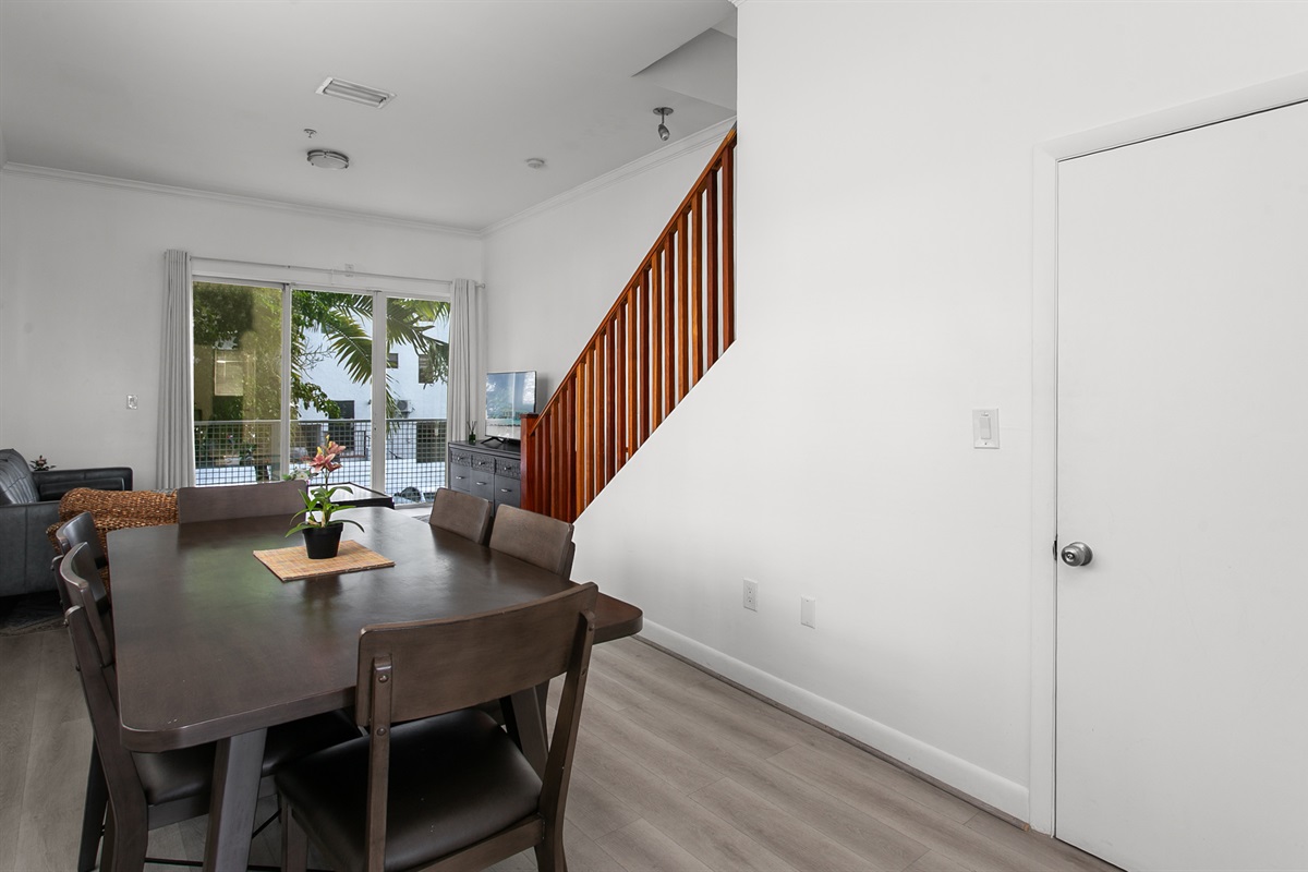 Dining for 6, easy flow between kitchen and living