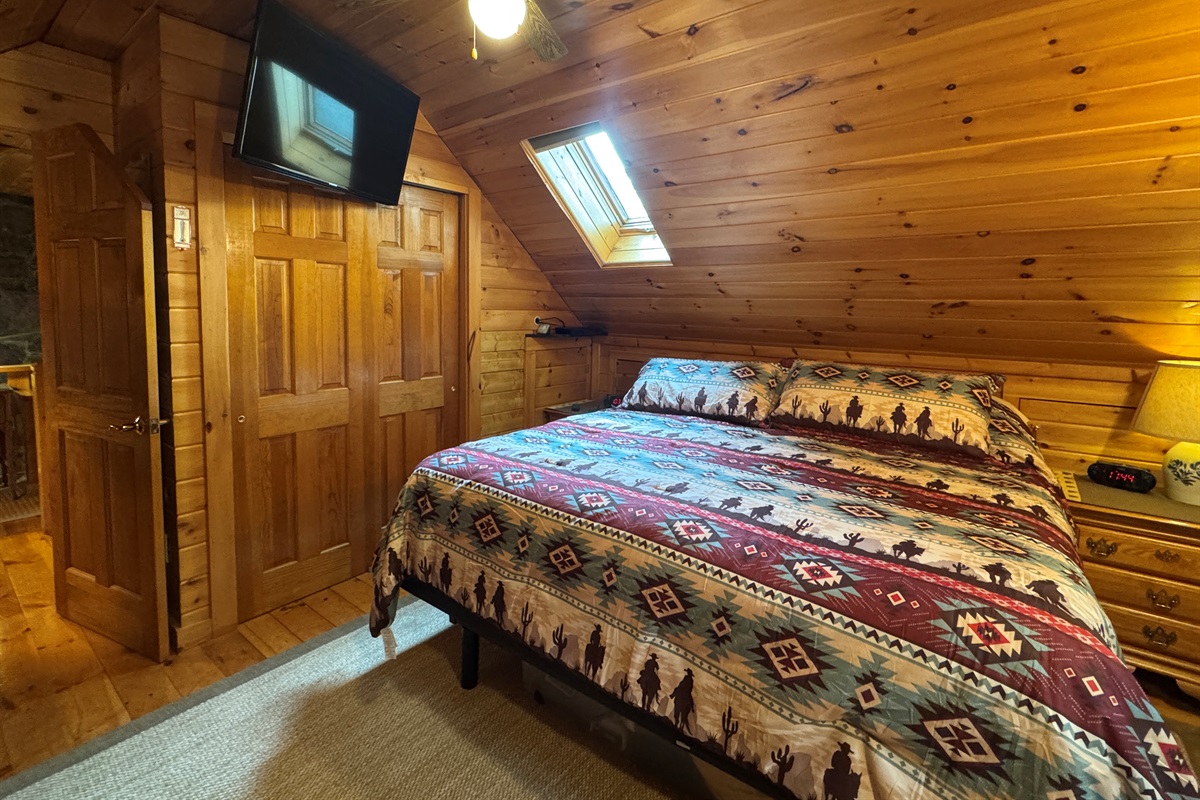 2nd floor King with SmartTV