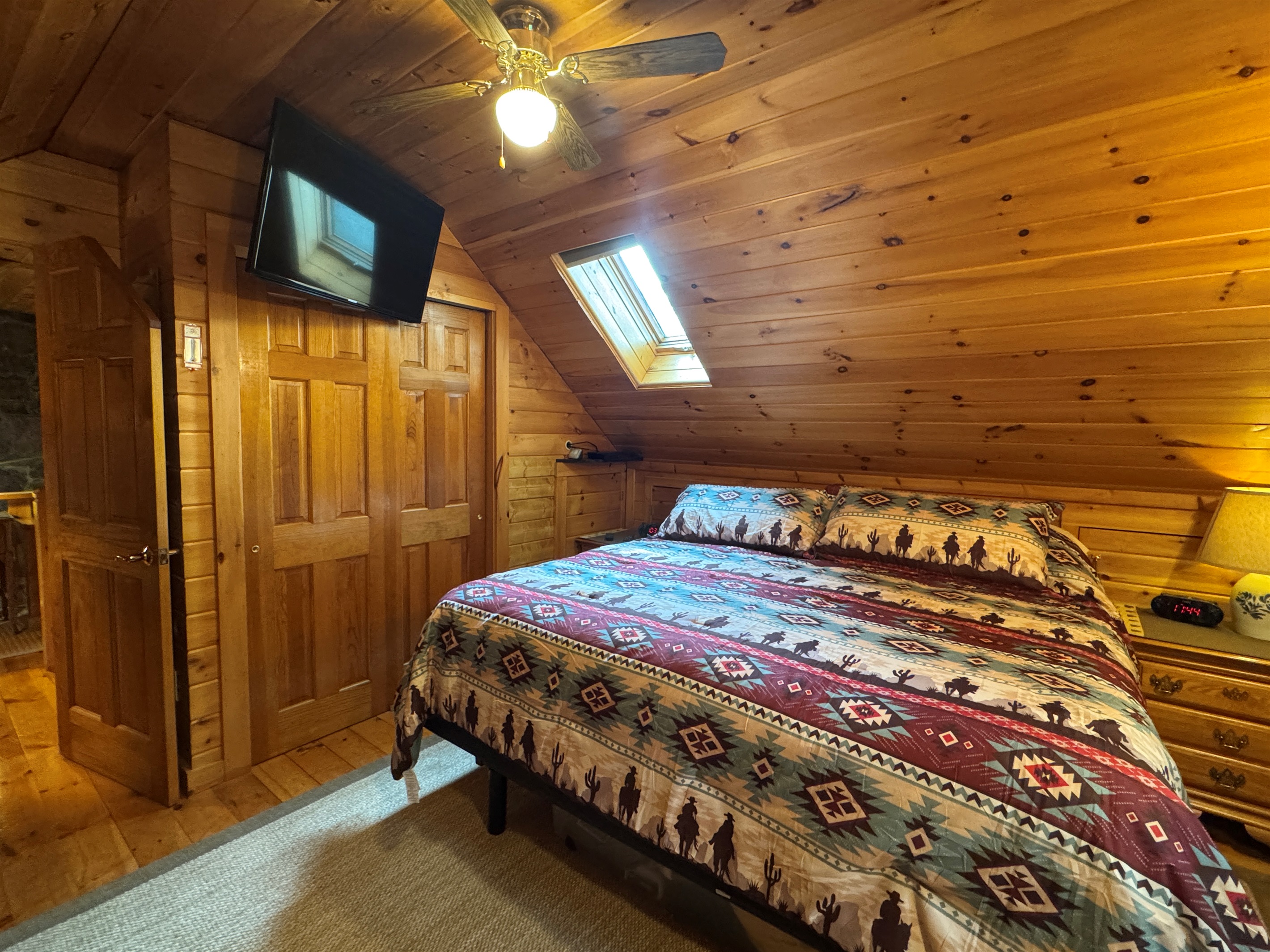 2nd floor King with SmartTV