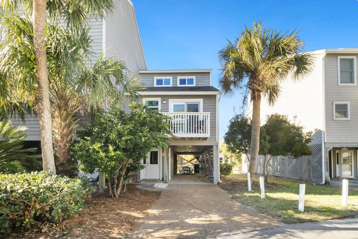 Pull up to your Gulf-side oasis &mdash; your arrival view makes the first hour of vacation feel immediately real.	