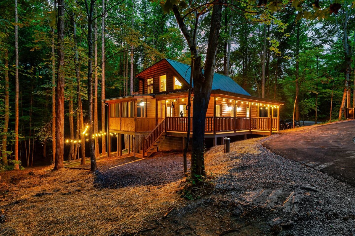 Front of cabin with half circle drive