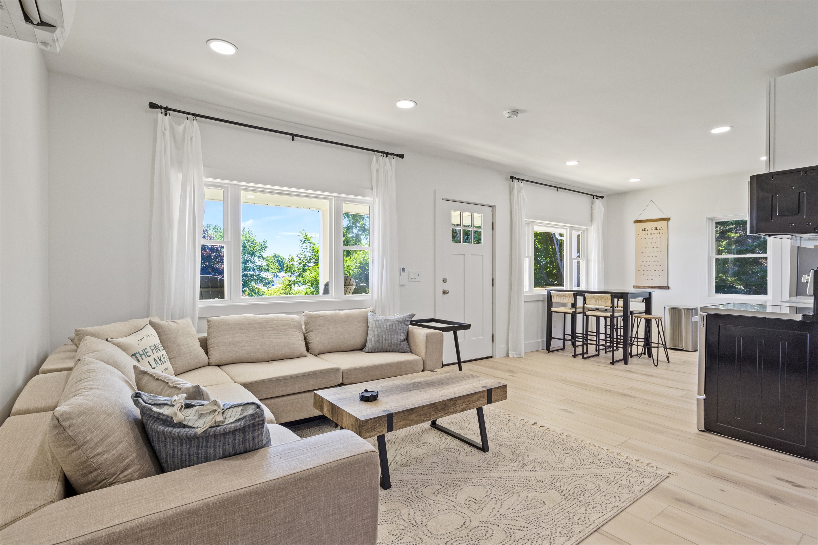 Open living/dining/kitchen floorplan