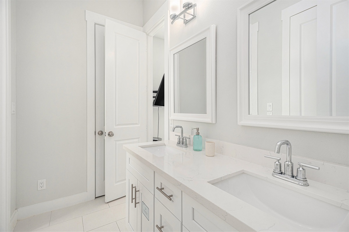 667e4a4845fb4aac8fdd1113040be957 Large | Beachhouse | Texas | TX | Vacation Homes | Galveston | Crystal Beach | Kokomo | Breezy Days | Beachfront Elegance | Sunrise Serenity | Southern Sands Property Management, LLC
