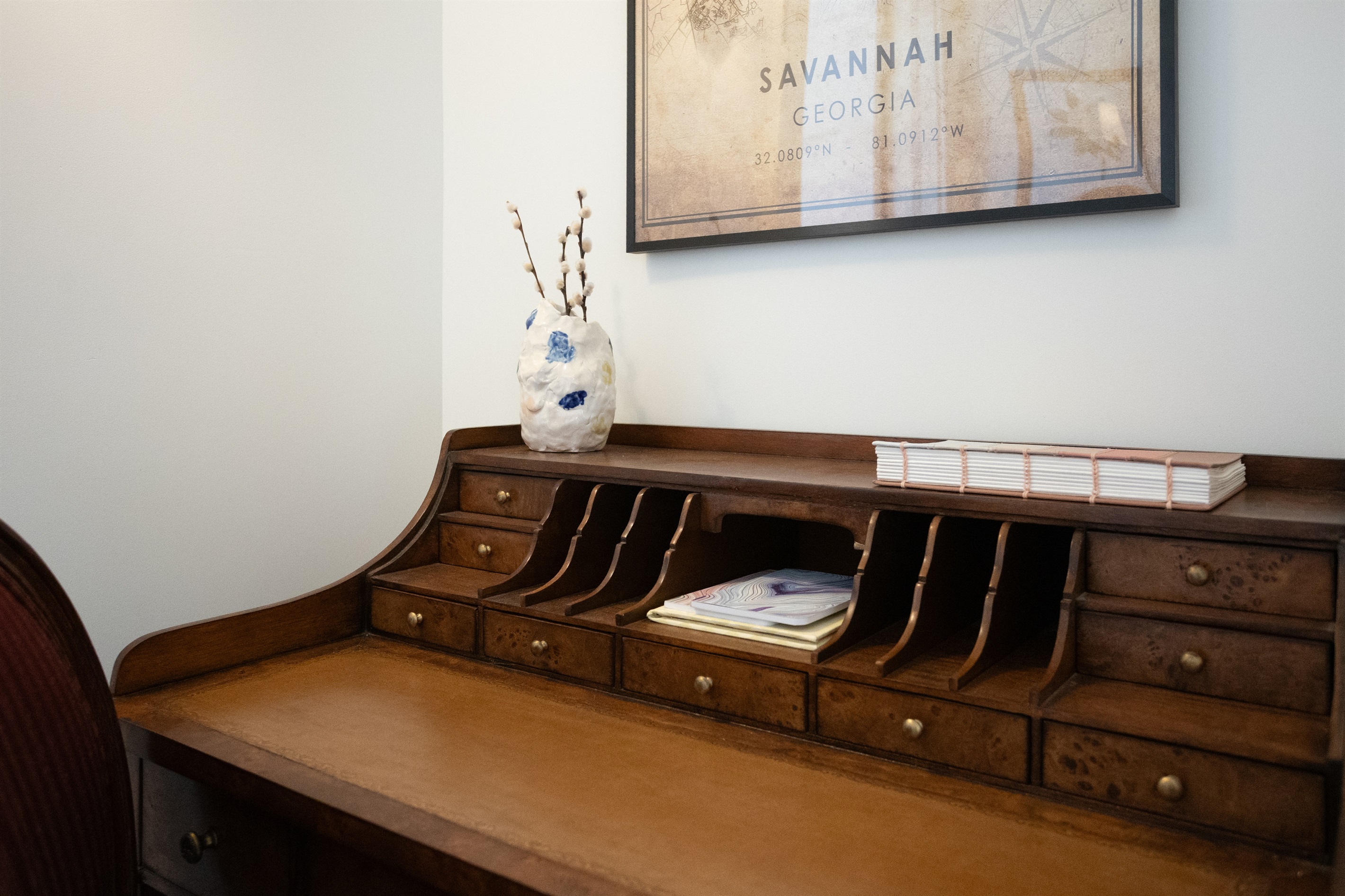 The natural wood desk adds timeless warmth and a cozy feel, perfect for focused work or creative inspiration.