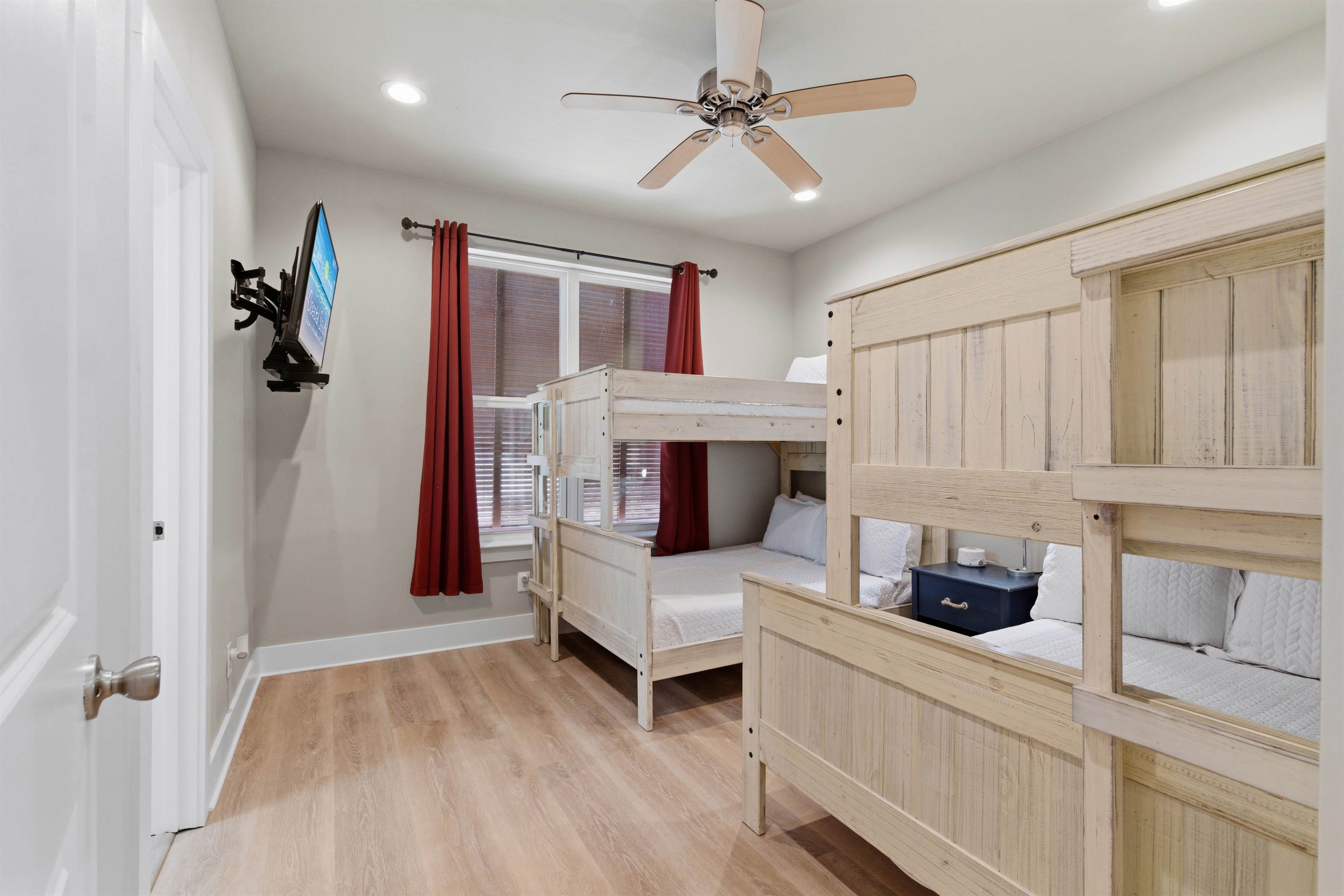 Bunk Room (2x Twin over Full) 