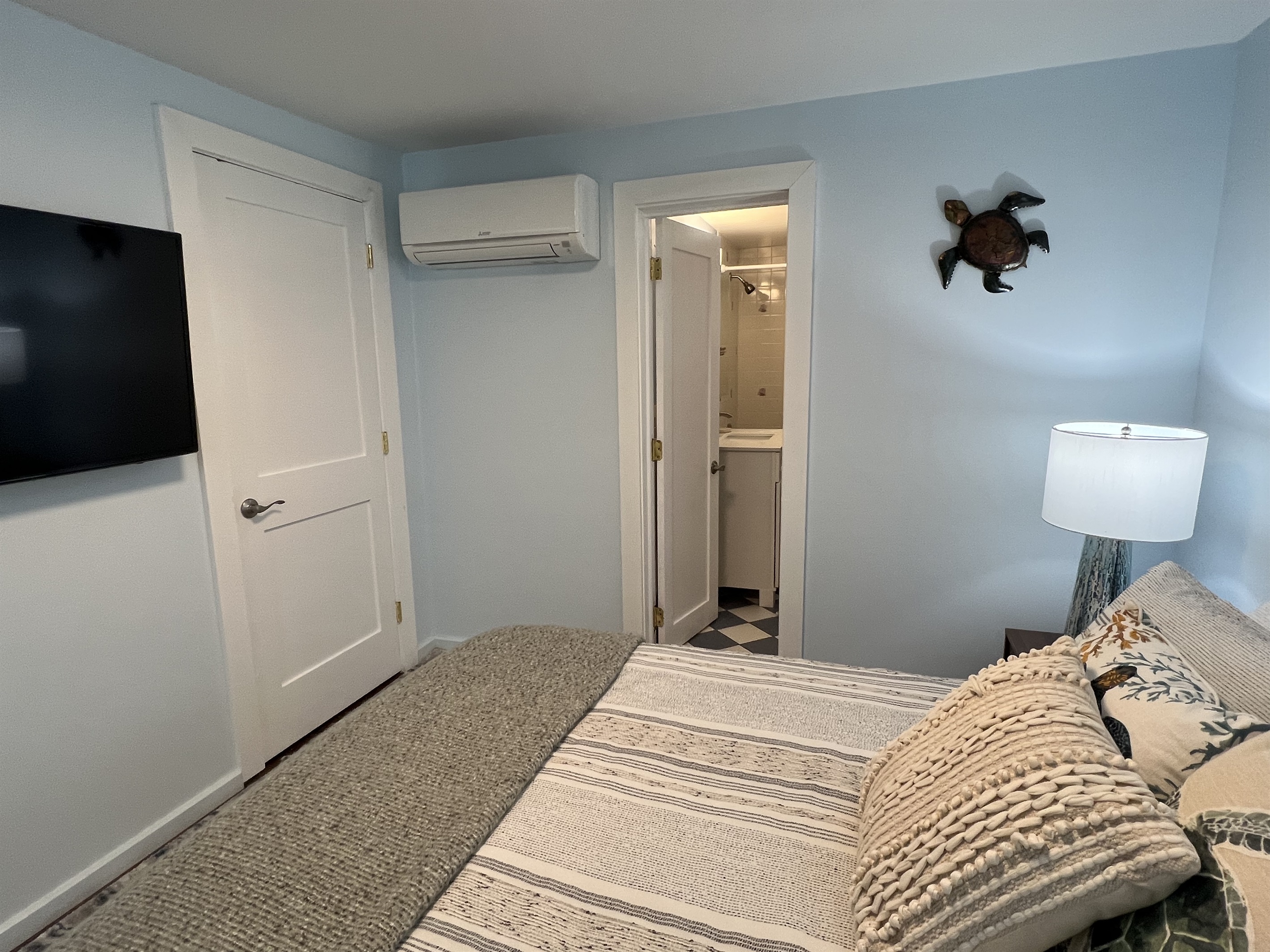 1st floor Queen w/ ensuite